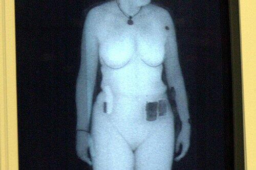 Röntgenbild einer Frau im Ganzkörper-Scanner