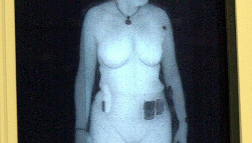 Röntgenbild einer Frau im Ganzkörper-Scanner