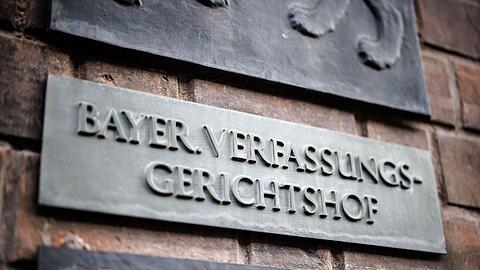 Der Schriftzug „Bayer. Verfassungsgerichtshof“ ist auf einem Schild zu sehen.