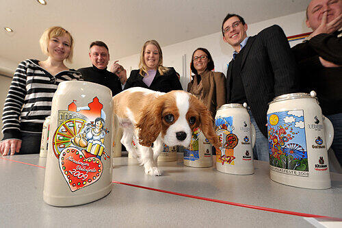 Die Jury &ndash; Kathrin Esberger, Rudolf Bergmann, Kathrin Kohlmann, Melanie Straub, Jörg Dippold und Klaus Murr (v. li.) &ndash; mit Hund Franky und dem Siegermotiv (links vorne).