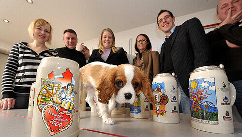 Die Jury – Kathrin Esberger, Rudolf Bergmann, Kathrin Kohlmann, Melanie Straub, Jörg Dippold und Klaus Murr (v. li.) – mit Hund Franky und dem Siegermotiv (links vorne). Die Jury – Kathrin Esberger, Rudolf Bergmann, Kathrin Kohlmann, Melanie Straub, Jörg Dippold und Klaus Murr (v. li.) – mit Hund Franky und dem Siegermotiv (links vorne).