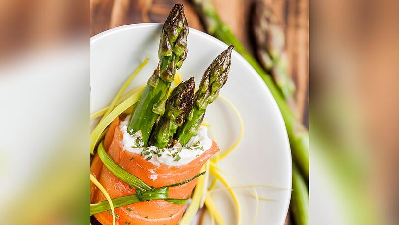 In Kombination mit Lachs und Frischkäse wird aus grünem Spargel ein feines Gericht.