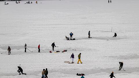 Mancherorts geh&ouml;rt Schlittschuhlaufen und Eishockeyspielen auf gefrorenen Seen fest zu den Winterfreuden dazu.