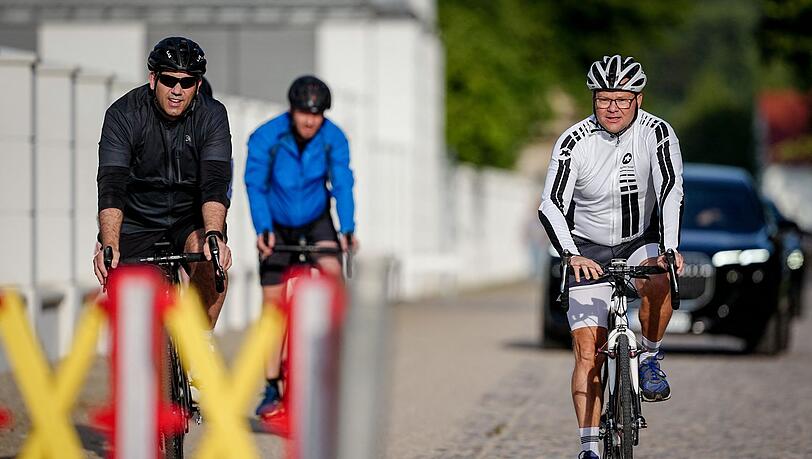 26 Kilometer in einer Stunde und 45 Minuten haben Schneider und Klingbeil am Morgen geschafft - auf den Rädern durchs Gelände. 26 Kilometer in einer Stunde und 45 Minuten haben Schneider und Klingbeil am Morgen geschafft - auf den Rädern durchs Gelände.