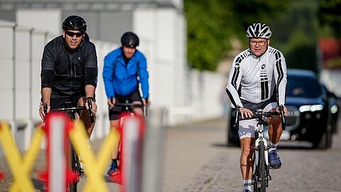 26 Kilometer in einer Stunde und 45 Minuten haben Schneider und Klingbeil am Morgen geschafft - auf den R&auml;dern durchs Gel&auml;nde.