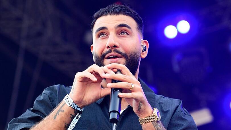 Der Rapper Samra, hier wenige Monate nach der Geburt seines ersten Kindes auf einem Festival, wird zum zweiten Mal Vater. Der Rapper Samra, hier wenige Monate nach der Geburt seines ersten Kindes auf einem Festival, wird zum zweiten Mal Vater.