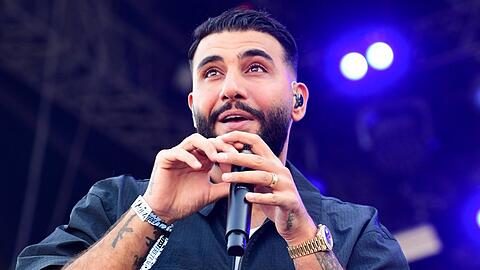 Der Rapper Samra, hier wenige Monate nach der Geburt seines ersten Kindes auf einem Festival, wird zum zweiten Mal Vater.
