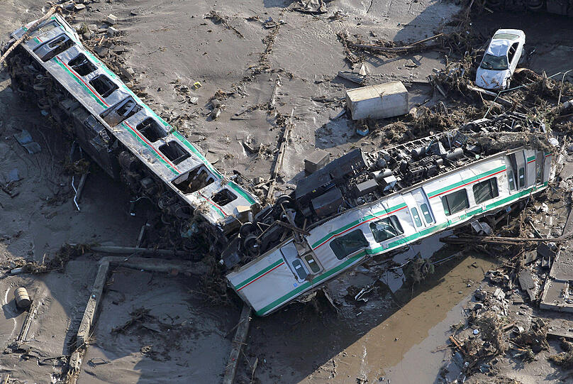 Bei einer Explosion in der japanischen
Atomanlage Fukushima-Daiichi ist das Reaktorgebäude zerstört worden.
Menschen im Umkreis von zehn Kilometern sollten sich schnell in
Sicherheit bringen, sagte Regierungssprecher Yukio Edano am Samstag.
Die Behörden befürchten, in der Atomanlage könnte es zu einer
Kernschmelze kommen.