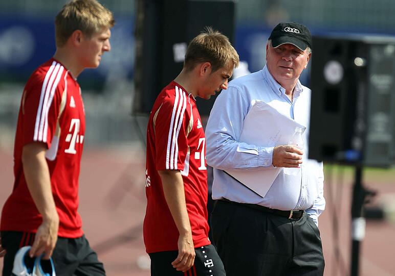 Bayern Training mit Spezial-Gast Uli Hoeneß: Die Bilder vom Gardasee