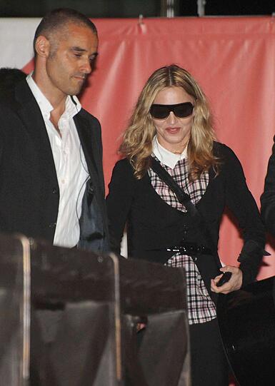 Auch US-Superstar Madonna ist in Venedig. Mit einer großen Sonnenbrille besteigt sie ein Wassertaxi in einem der vielen Kanäle der italienischen Stadt.