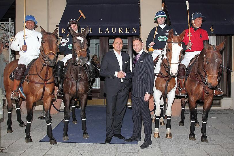 Die deutsche Sommer Polo Saison ist eröffnet: Land Rover Deutschland stellte das eigene Polo Team vor, dass 2012 an Tunieren teilnehmen wird. Im Bild: Peter Gress (links), Brand Director Land Rover Deutschland.