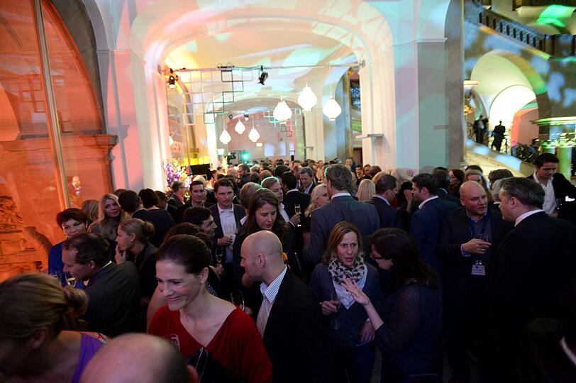 Blick auf die HSE24 Champagner Bar auf der Nacht der Medien in München am 16.10.2013.