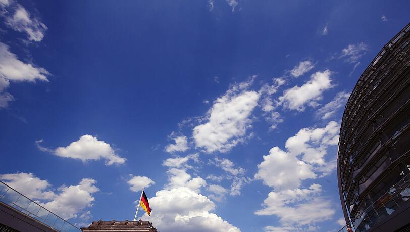 Die Kuppel des Reichstags in Berlin muss wegen zu hoher Temperaturen auch am Sonntag geschlossen werden. Die Kuppel des Reichstags in Berlin muss wegen zu hoher Temperaturen auch am Sonntag geschlossen werden.