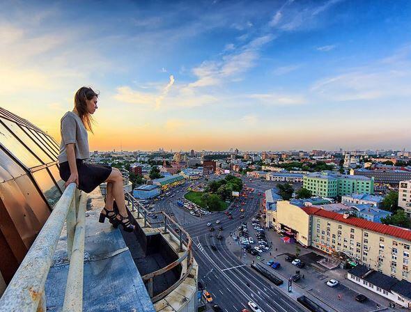 Umso höher, umso besser: Die russische Rooferin Angela Nikolau ist im Selfie-Wahn. Sehen Sie selbst...