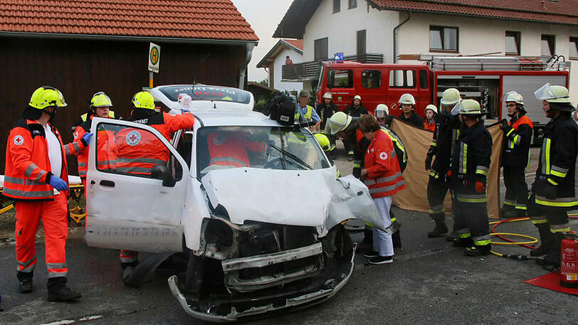 Ein Pizza-Bote ist mit seinem Fahrzeug von der Fahrbahn abgekommen und prallte gegen eine Hausmauer.
