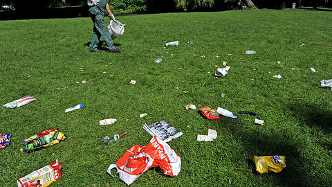 So sieht es im Englischen Garten häufig nach lauen Sommernächten aus: Reichlich Müll, der auf der Wiese liegen bleibt. (Archivbild)