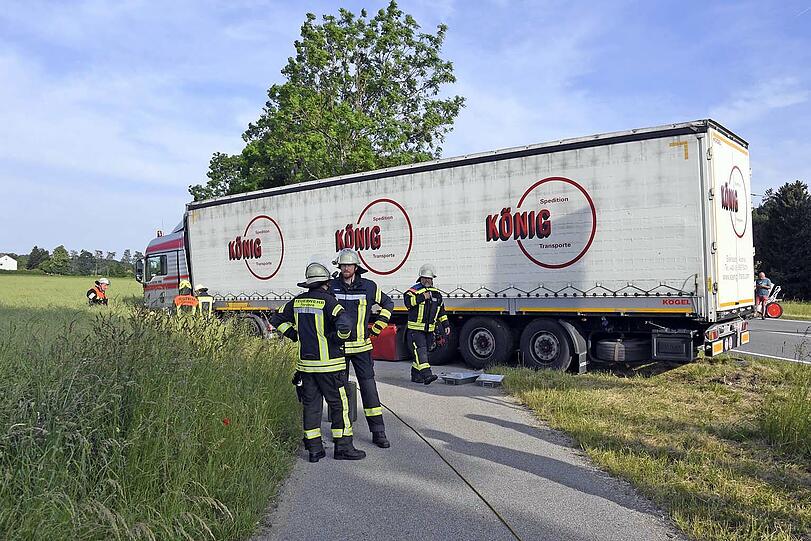 Für Unfallaufnahme und Bergungsarbeiten musste die B12 für mehrere Stunden zwischen Hohenlinden und Forstinning gesperrt werden.
