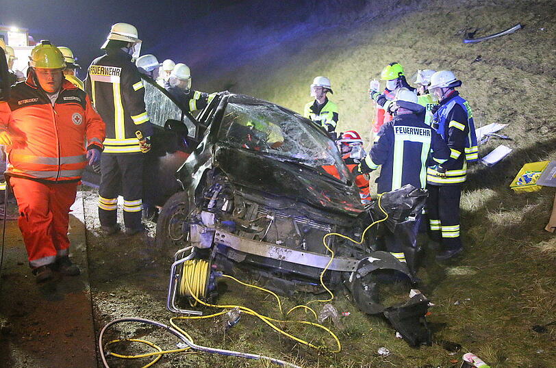 Ein Toyota-Fahrer ist nach einem Überholmanöver mit voller Wucht auf einen Fiat aufgefahren - drei Menschen wurden verletzt.