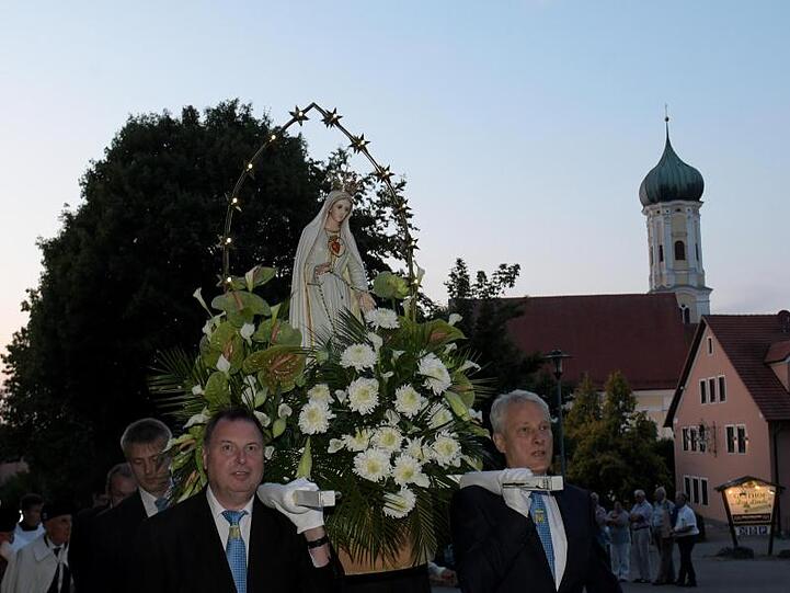 Gläubige ehren 2018 mit einer Lichterprozession bei der Wallfahrtskirche Maria Vesperbild die heilige Maria. Foto: Stefan Puchner/Archivbild