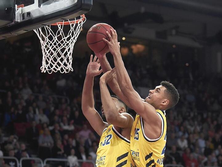 Berlins Johannes Thiemann (l) und Kenneth Ogbe beim Rebound.