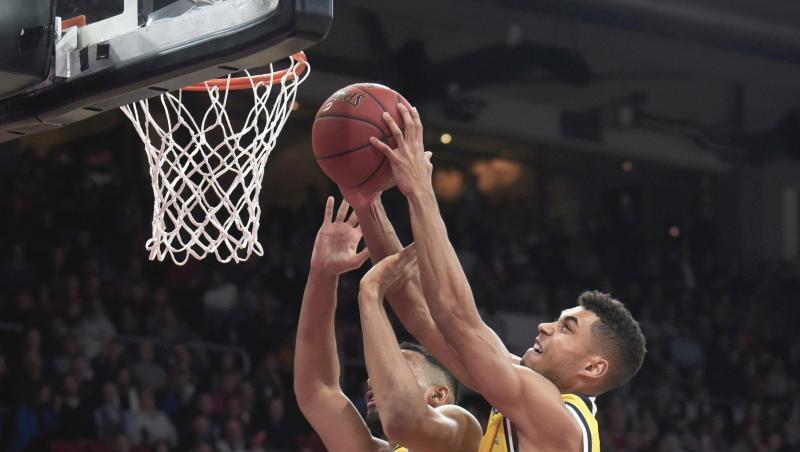 Berlins Johannes Thiemann (l) und Kenneth Ogbe beim Rebound. Berlins Johannes Thiemann (l) und Kenneth Ogbe beim Rebound.