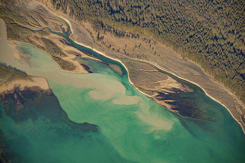 Ein Luftbild von der Einmündung der Isar in den Sylvensteinsee. Die grüne Farbe wird durch mitgeführte Kalkteilchen erzeugt, die vom Isarwasser aus dem Karwendel ausgewaschen wurden.