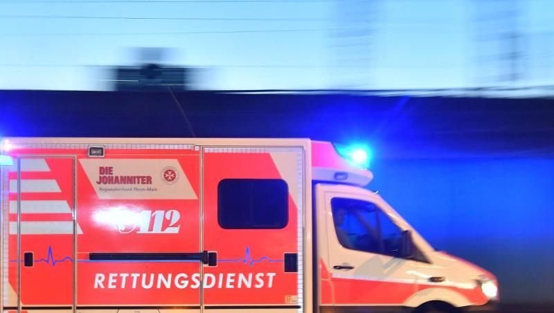 Ein Rettungswagen ist mit eingeschaltetem Blaulicht im Einsatz.