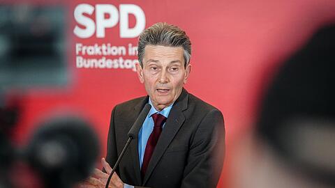 SPD-Fraktionschef Rolf Mützenich sieht die Gefahr einer unbeabsichtigten Eskalation. (Archivbild)