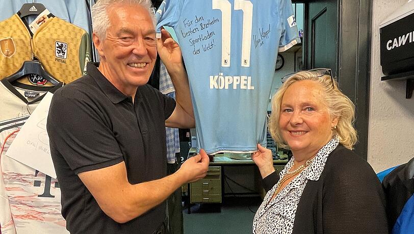 Berti Biehl und seine Frau Christel mit der Widmung: "Für den besten und nettesten Sportladen der Welt" von Christian Köppel, heute Trainer beim FC Augsburg.