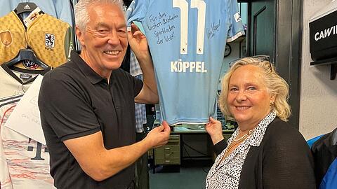 Berti Biehl und seine Frau Christel mit der Widmung: "Für den besten und nettesten Sportladen der Welt" von Christian Köppel, heute Trainer beim FC Augsburg.