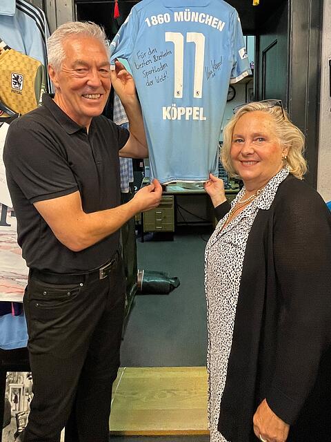 Berti Biehl und seine Frau Christel mit der Widmung: "Für den besten und nettesten Sportladen der Welt" von Christian Köppel, heute Trainer beim FC Augsburg.