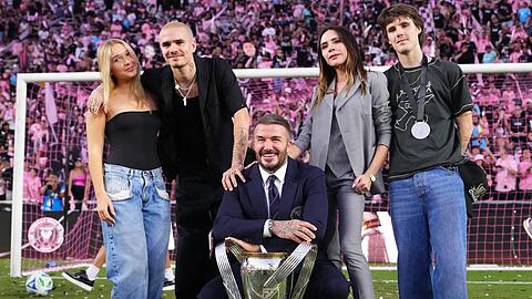 Der Beckham-Clan posierte nach dem Sieg von Inter Miami beim MLS-Cup in Fort Lauderdale glücklich mit dem Pokal auf dem Spielfeld: Harper (v.l.), Romeo, David, Victoria und Cruz.