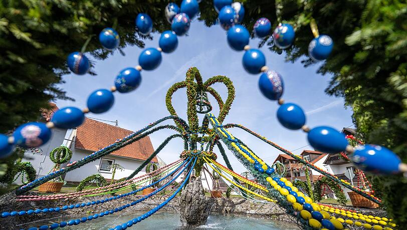 Festlich geschmückte Osterbrunnen sind in Franken derzeit zu bewundern. So wie hier in Bieberbach. Festlich geschmückte Osterbrunnen sind in Franken derzeit zu bewundern. So wie hier in Bieberbach.