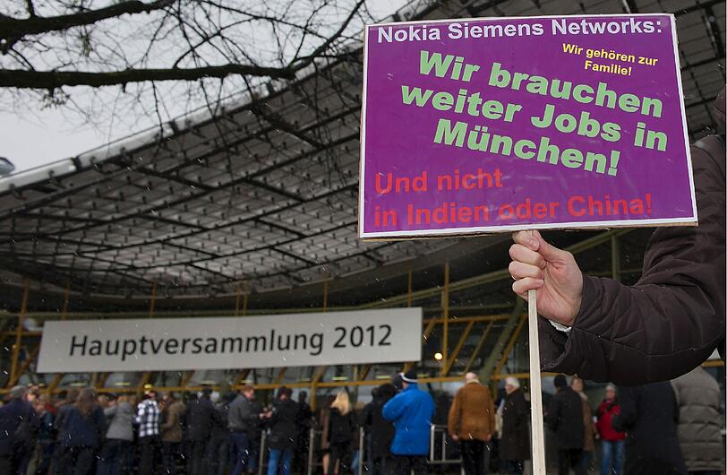 Hunderte Beschäftigte von Nokia Siemens
Networks (NSN) und Osram haben am Dienstag in München vor der
Hauptversammlung von Siemens demonstriert.