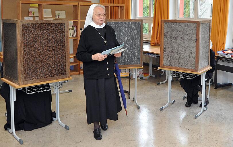 Die Vinzentinerinnenschwestern Ludbirga, Dorothee und Jolanda (v.l.n.r.)geben in Augsburg ihre Stimme ab.