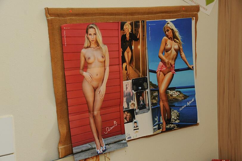 Klassiker: An einer Wand hat ein Häftling Nackt-Aufnahmen von attraktiven Frauen aufgehängt.