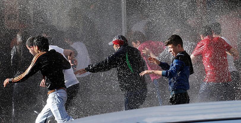 Tränengas, Wasserwerfer und Gummigeschosse - Sehen Sie hier weitere Bilder aus der Türkei.