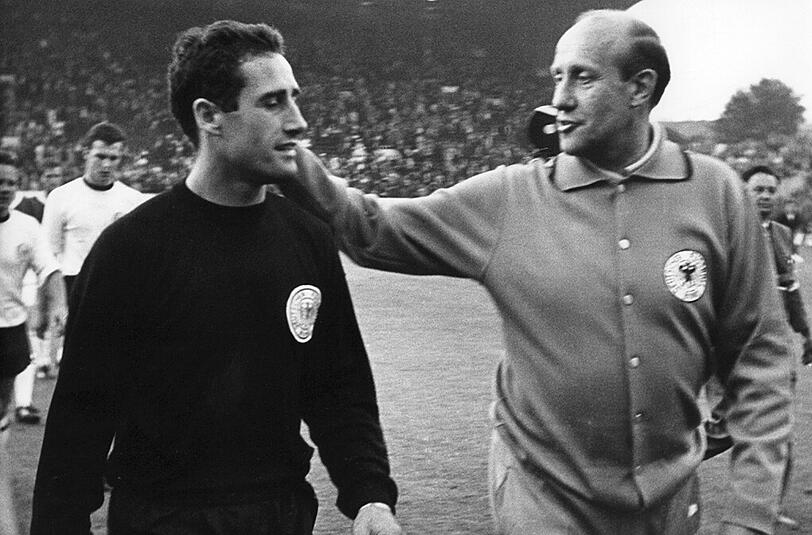 12. Juli 1966: Bundestrainer Helmut Schön und Nationaltorhüter Hans Tilkowski während der WM in England.