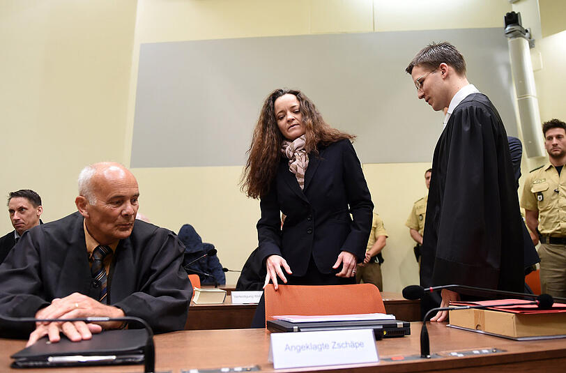 Diesmal zeigt sie sich den Fotografen frontal: Beate Zschäpe mit den Anwälten ihres Vertrauens Hermann Borchert (v.l.) und Mathias Grasel (v.r.).