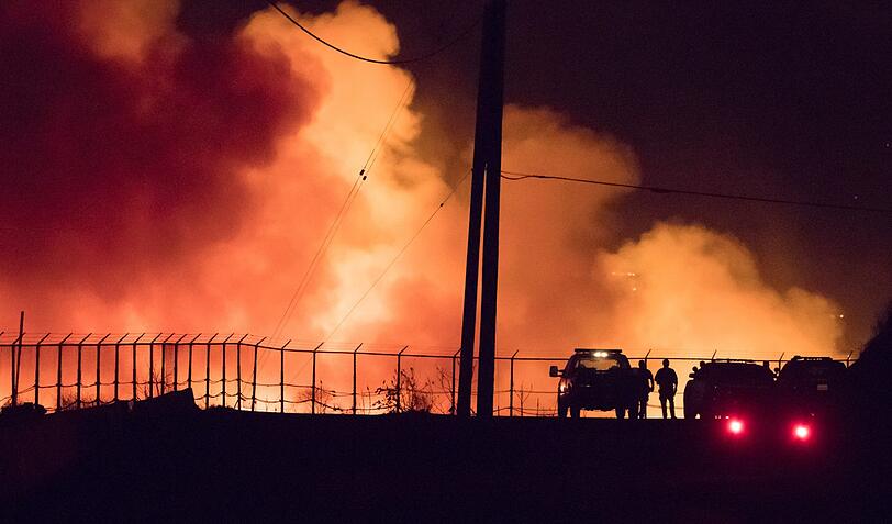 Polizisten beobachten ein Buschfeuer in Fillmore.