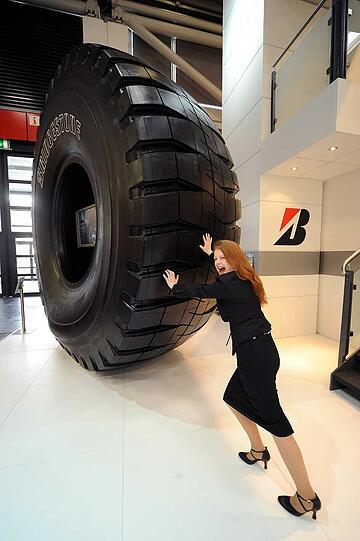 Fünf Tonnen Kautschuk: Der dickste Reifen der Welt. Ein Mensch wäre nicht einmal halb so groß: Der größte Reifen der Welt von Bridgestone ist 5,2 Tonnen schwer und ist aufgestellt 4,02 Meter hoch. Er ist auf großen Muldenkippern montiert &ndash; und rollt in den Kohle- und Kupferminen Nordamerikas. Ein Reifen kostet 40 000 Euro.