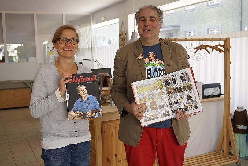 Ingrid Sabisch und Heiner Lünstedt mit ihrem Werk.