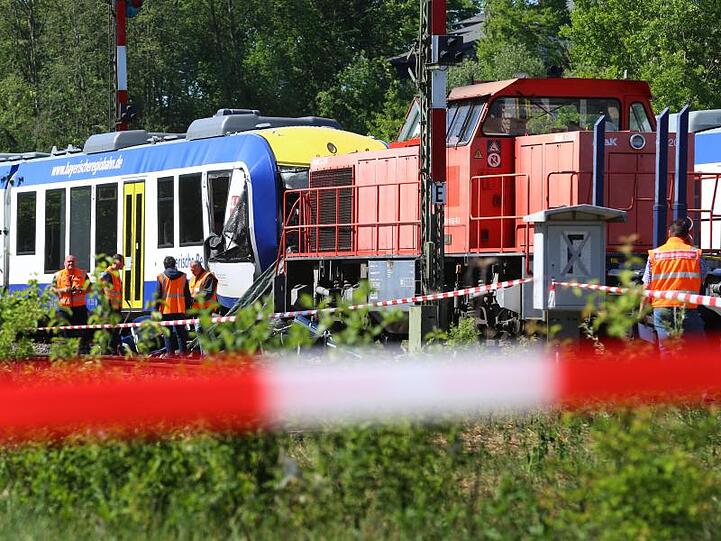 Zugunglück in Aichach. Ein Personenzug war auf den stehenden Güterzug aufgefahren. Die Deutsche Bahn rüstet bundesweit 600 alte Stellwerke nach.