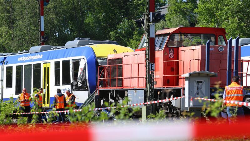 Zugunglück in Aichach. Ein Personenzug war auf den stehenden Güterzug aufgefahren. Die Deutsche Bahn rüstet bundesweit 600 alte Stellwerke nach. Zugunglück in Aichach. Ein Personenzug war auf den stehenden Güterzug aufgefahren. Die Deutsche Bahn rüstet bundesweit 600 alte Stellwerke nach.