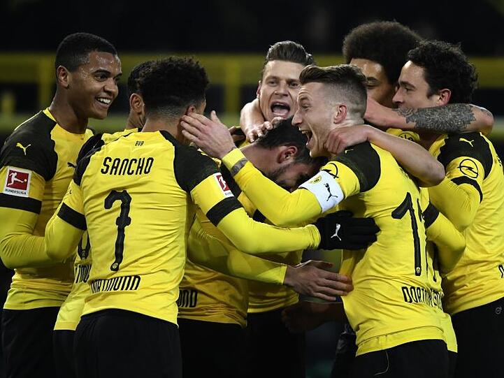 Dortmunds Torschütze Paco Alcacer und Mitspieler bejubeln das Tor zum 1:0 gegen Bremen.