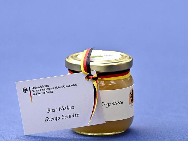 Ein Glas Honig steht als Willkommensgeschenk zur Eröffnung der Petersberger Klimadialog-Klimakonferenz auf den Teilnehmerplätzen.