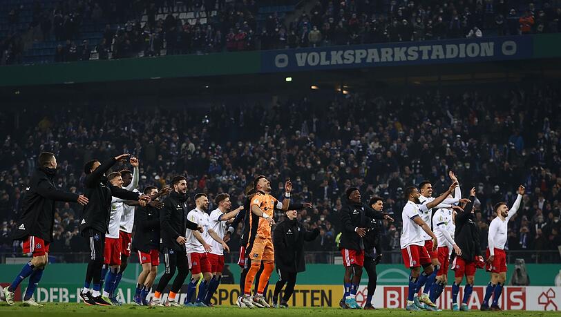 Hamburgs Spieler feiern ihren Sieg mit den Fans.