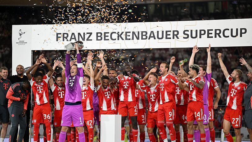 So wollen die Bayern auch im Sommer den Supercup bejubeln. (Archivbild) So wollen die Bayern auch im Sommer den Supercup bejubeln. (Archivbild)