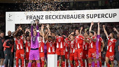 So wollen die Bayern auch im Sommer den Supercup bejubeln. (Archivbild) So wollen die Bayern auch im Sommer den Supercup bejubeln. (Archivbild)