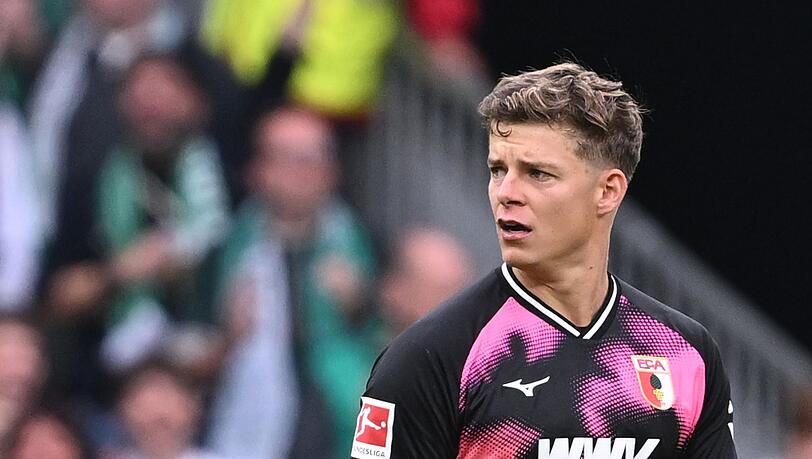 Frustriert: Augsburgs Torwart Finn Dahmen nach der 2:3-Niederlage in Bremen. Frustriert: Augsburgs Torwart Finn Dahmen nach der 2:3-Niederlage in Bremen.